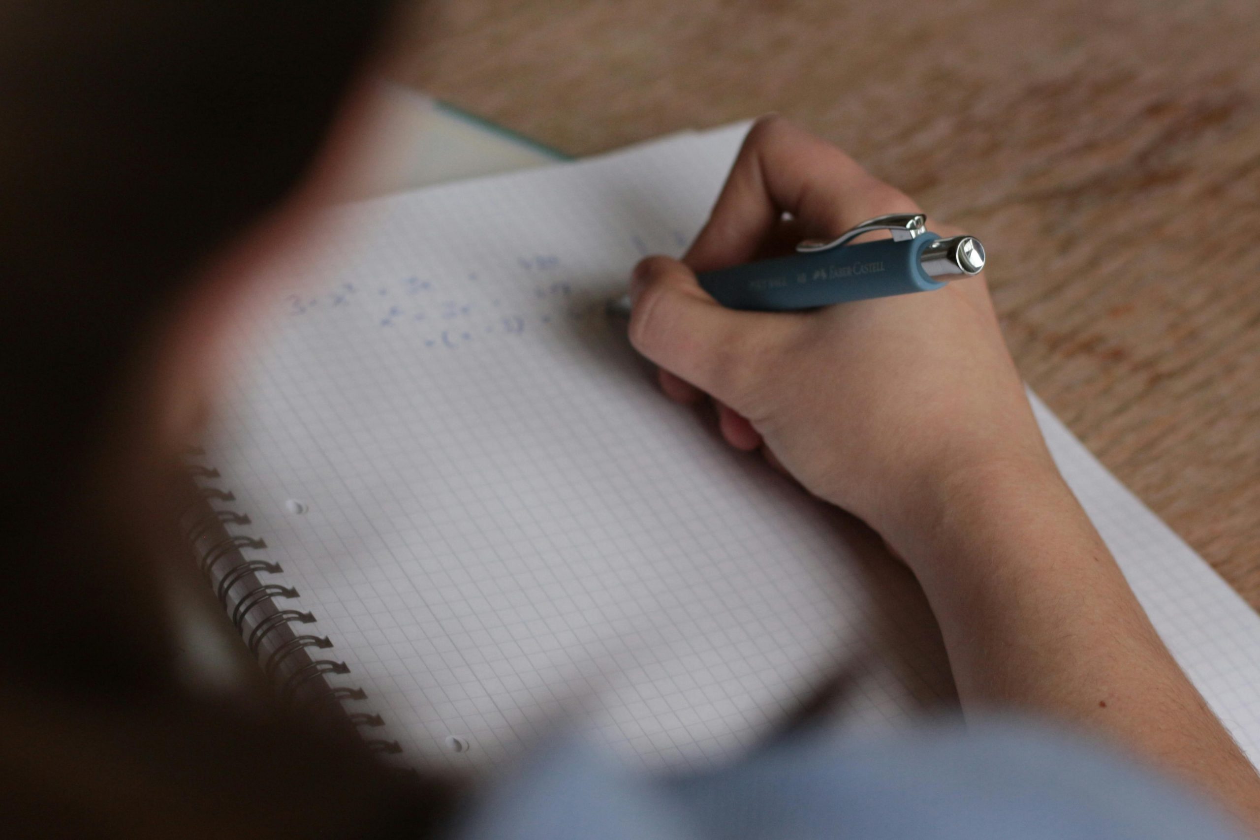 femme passant un examen